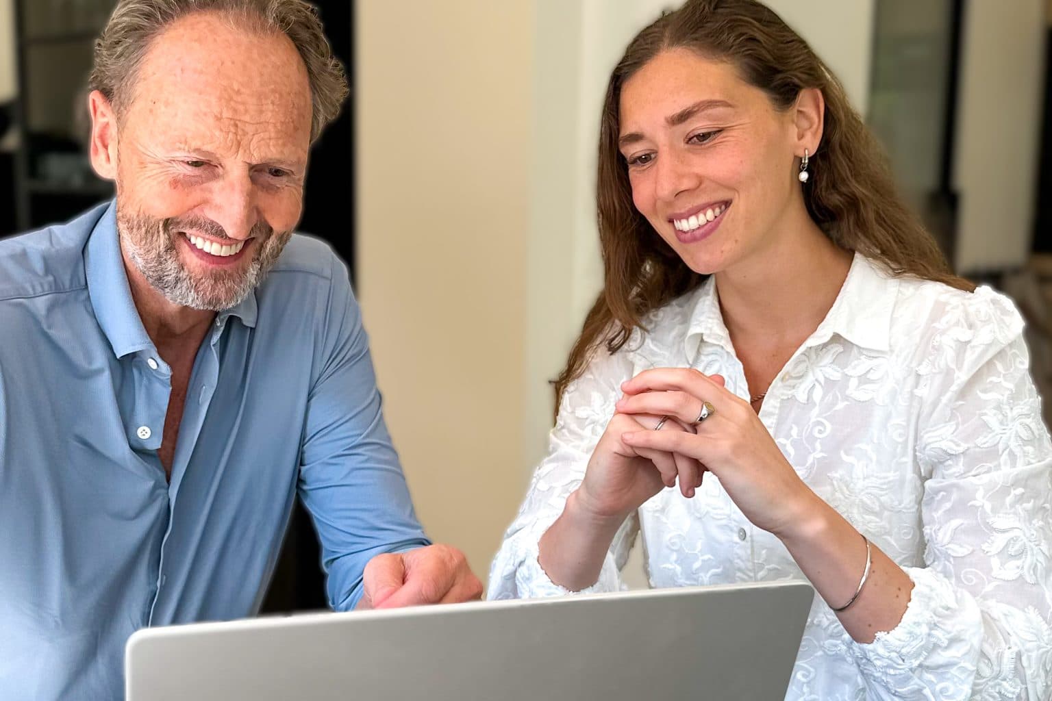 Twee medewerkers van RiFD kijken samen naar INFAS.ai op een laptop