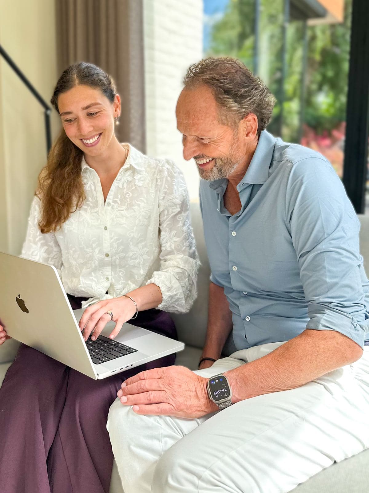 Twee medewerkers van RiFD kijken samen naar INFAS.ai op een laptop
