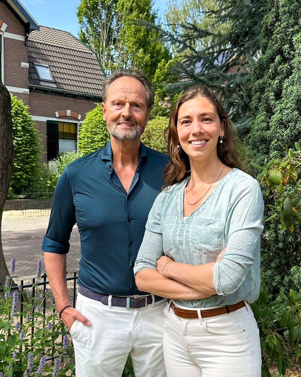 Berto en Constance de Vos bij de boom voor het kantoor